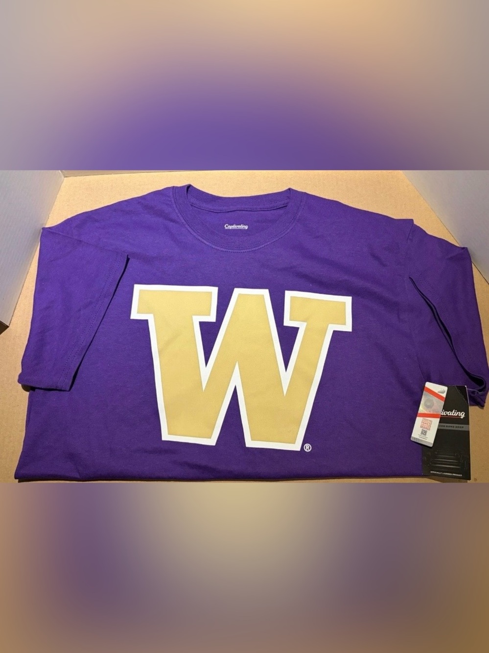 NWT Washington
Huskies Purple Tee Shirt Size Medium made by Captivating